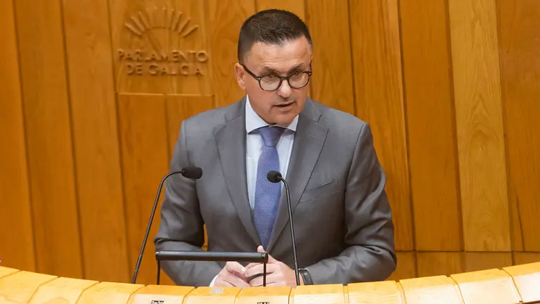 O conselleiro de Emprego, Comercio e Emigración, José González, comparecerá a petición propia no Pleno do Parlamento galego para informar sobre as liñas xerais de actuación do seu departamento.