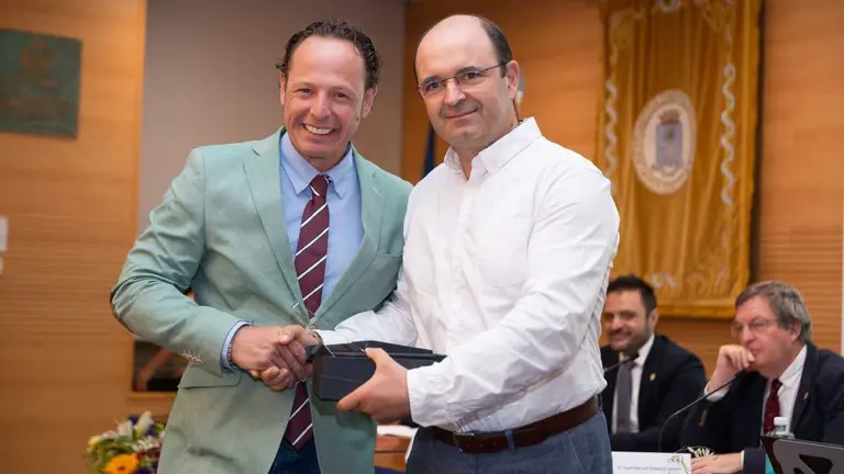 Casa Madrid-Premio-vazquez-recoge-el-premio-de-manos-de-marcos-vazquez