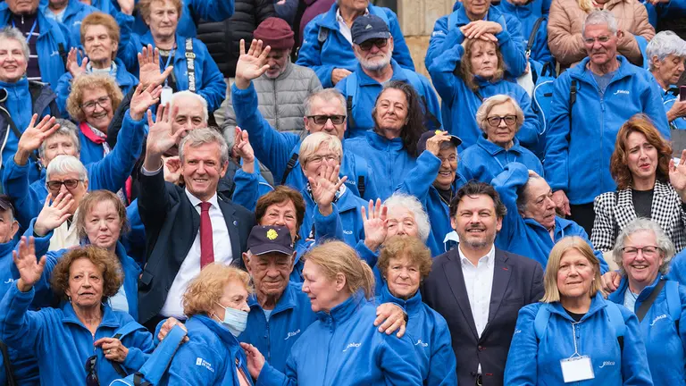 O presidente da Xunta, Alfonso Rueda, sauda ás persoas participantes no Programa Reencontros con Galicia. Escalinata exterior do Mosteiro de San Martiño Pinario, 18/10/23.