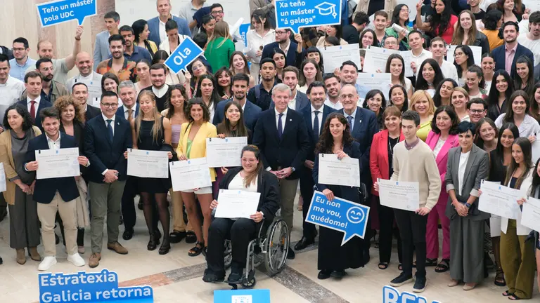 O presidente da Xunta, Alfonso Rueda, acompañado do conselleiro de Emprego, Comercio e Emigración, José González, e o conselleiro de Educación, Ciencia, Universidades e FP, Román Rodríguez, asiste á entrega de diplomas dos beneficiarios do programa BEME 2023/2024 (Bolsas de Excelencia Mocidade Exterior). Cidade da Cultura, 11/6/24.