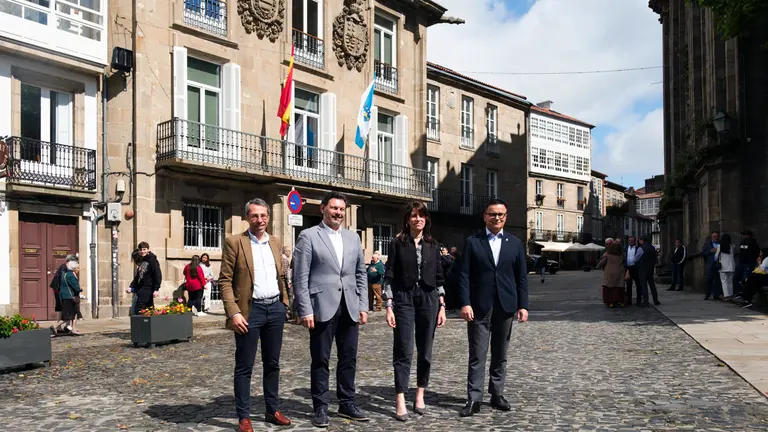 O conselleiro de Emprego, Comercio e Emigración, José González, e a conselleira de Vivenda e Planificación de Infraestruturas, María Martínez Allegue, participan nas xornadas de portas abertas da nova sede da Secretaría Xeral da Emigración e da Oficina Integral de Asesoramento e Seguimento ao Retorno no marco da Semana da Administración Aberta. Santiago, 14/6/24.