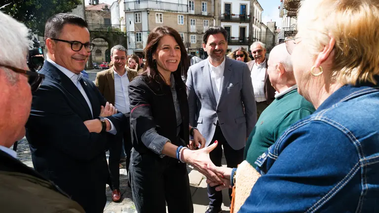 O conselleiro de Emprego, Comercio e Emigración, José González, e a conselleira de Vivenda e Planificación de Infraestruturas, María Martínez Allegue, participan nas xornadas de portas abertas da nova sede da Secretaría Xeral da Emigración e da Oficina Integral de Asesoramento e Seguimento ao Retorno no marco da Semana da Administración Aberta. Santiago, 14/6/24.