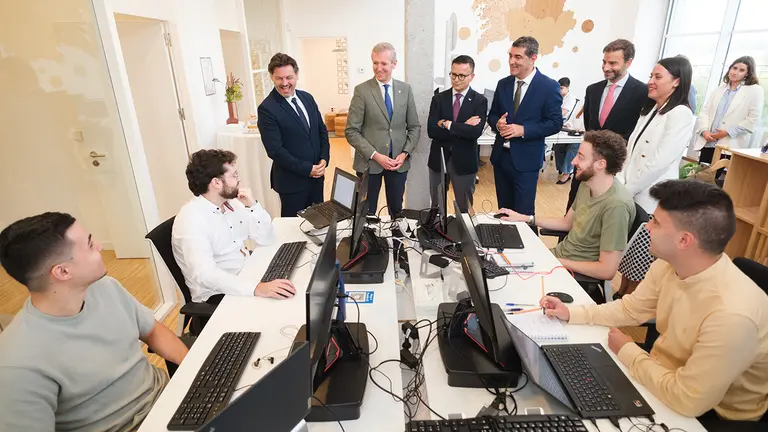 O titular do Executivo galego, Alfonso Rueda, acompañado do conselleiro de Emprego, Comercio e Xuventude, José González Vázquez, visita a sede da consultora tecnolóxica SDG para o anuncio da creación dun “hub” de intelixencia artificial. Sede de SDG (Santiago), 3/7/24.