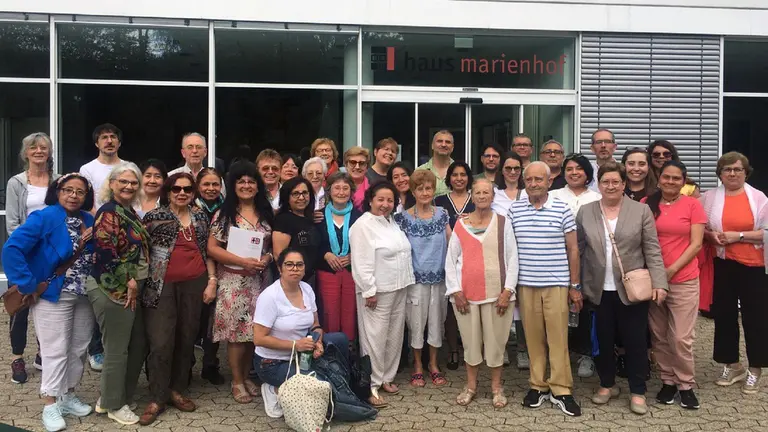 Adentro-Foto de familia en Konigswinter del 2 seminario 2024