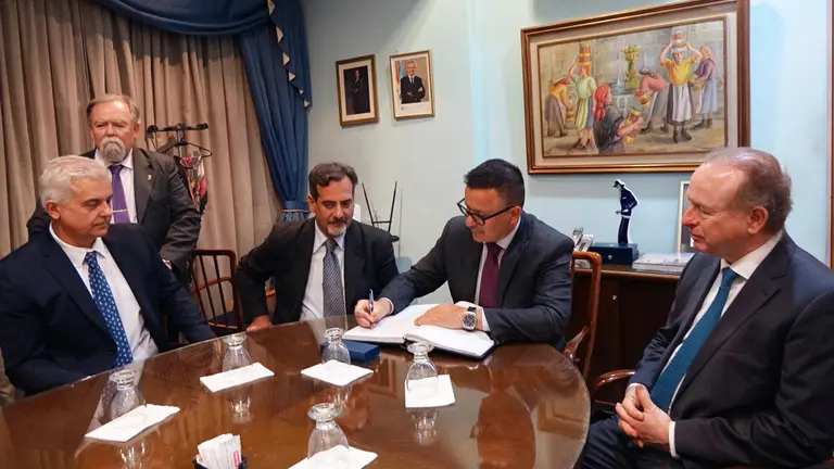 El Conselleiro firma el libro de Oro del Centro Galicia 1