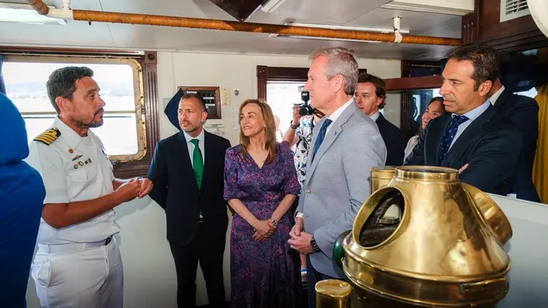 O titular do Goberno galego, Alfonso Rueda, recibe a representantes da embaixada do Uruguai no veleiro-escola Capitán Miranda. Porto de Vigo, 26/7/24.