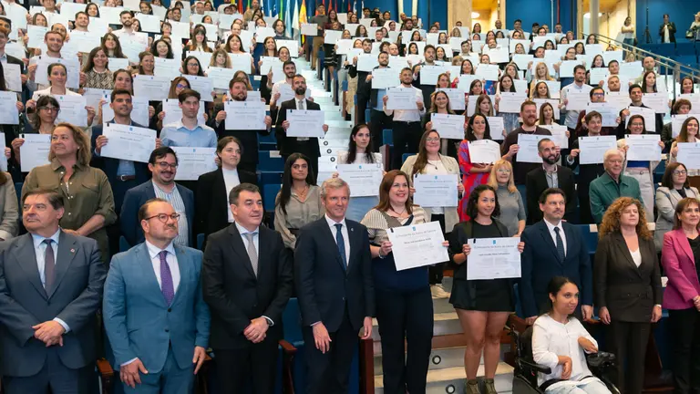 O titular do Goberno galego, Alfonso Rueda, acompañado do conselleiro de Cultura, Educación, FP e Universidades,  Román Rodríguez, participa nun encontro cos beneficiarios dos programa Bolsas de Excelencia Mocidade Exterior (BEME) 2023. Edificio Fontán (Cidade da Cultura, Santiago de Compostela), 13/06/2023.