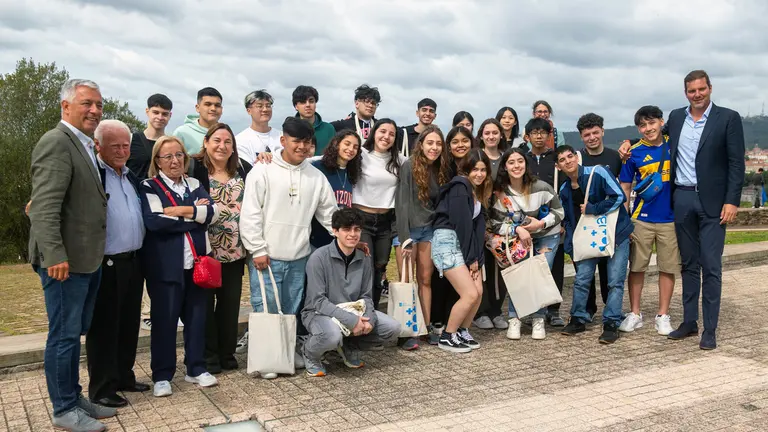 CIDADE DA CULTURA 12,00 h.-         O conselleiro de Cultura, Lingua e Xuventude, José López Campos, acompañado polo secretario xeral da Lingua, Valentín García, recibirá o alumnado do Instituto Arxentino-Galego Santiago Apóstolo de Bos Aires. No Xardín Literario (monte Gaiás, s/n). Foto Xoán Crespo