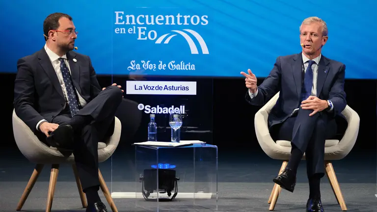 O presidente da Xunta, Alfonso Rueda, mantén un diálogo co presidente do Principado de Asturias, Adrián Barbón, na VI Edición de Encontro no Eo. Teatro Pastor Díaz, 12/9/24.