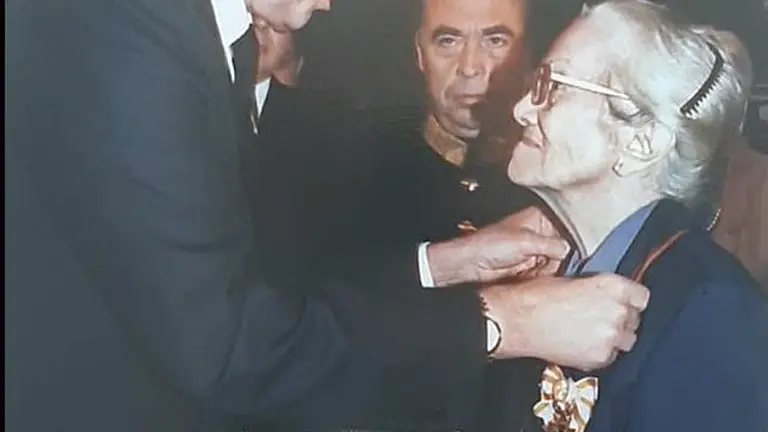 El Rey don Juan Carlos impone a Duce Mª Loynaz la medalla del premio Miguel de Cervantes de literatura 1992