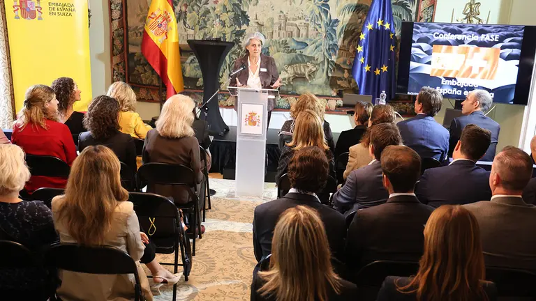 la embajadora de España dando la bienvenida a los asistentes y a los dos ponentes, Juanjo Marín y Montse Puig