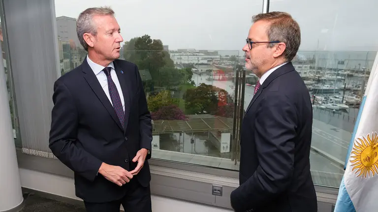 presidente da Xunta, Alfonso Rueda, acompañado polo conselleiro de Presidencia, Xustiza e Deporte, Diego Calvo, mantén unha reunión co embaixador da Arxentina en España, Roberto Bosch, e coa cónsul xeral de Arxentina en Galicia. Delegación da Xunta en Vigo, 1/10/24.