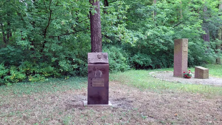 Monolito Largo Caballero 2