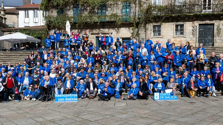 13,15 h.-             O conselleiro de Emprego, Comercio e Emigración, José González, acompañado do secretario xeral da Emigración, Antonio Rodríguez Miranda, participa na recepción aos participantes do programa Reencontros con Galicia. Na Praza da Quintana. foto xoán crespo