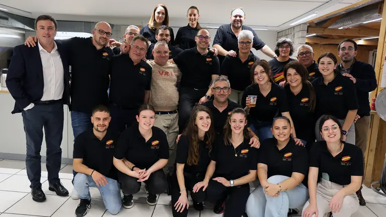 presidente Deputación A Coruña, presidente y miembros directiva y sociedad del centro español de Lyss y el alcalde de Santa Comba