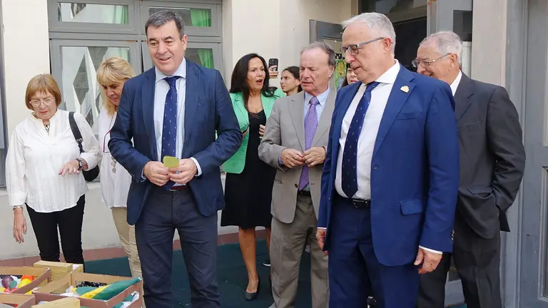 Roman Rodriguez y Juan José Nietos Roig _ a la derecha_ en el Colegio Sgo aApóstol