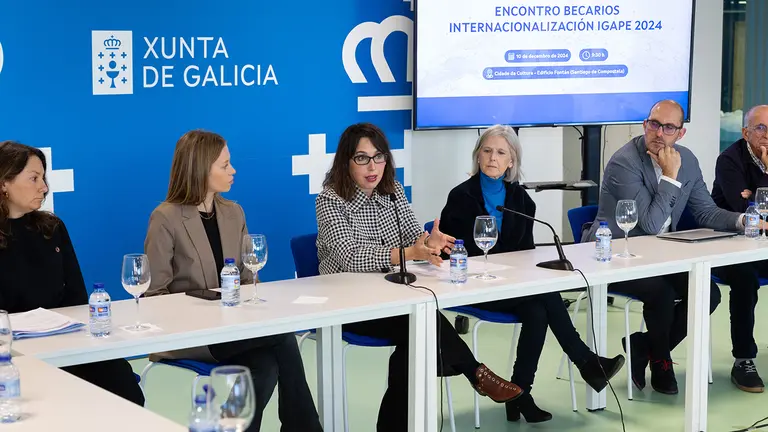 11,00 h.-          A conselleira de Economía e Industria, María Jesús Lorenzana, acompañada da directora xeral de Xuventude, Lara Meneses, asistirá á clausura do encontro de bolseiros do programa de internacionalización do Igape. No Edificio Fontán (monte Gaiás, s/n). foto xoán crespo 11,00 h.-          A conselleira de Economía e Industria, María Jesús Lorenzana, acompañada da directora xeral de Xuventude, Lara Meneses, asistirá á clausura do encontro de bolseiros do programa de internacionalización do Igape. No Edificio Fontán (monte Gaiás, s/n). foto xoán crespo