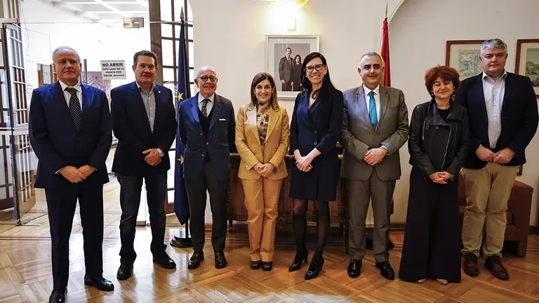 MEX0000. CIUDAD DE MÉXICO (MÉXICO), 13/01/2025.- La presidenta de Cantabria, María José Sáenz de Buruaga (cuarta de i a d) y la embajadora de España en funciones, María Salcedo (quinta de i a d), posan luego de una reunión este lunes en la Embajada de España en México en la Ciudad de México (México). 
EFE/ Sashenka Gutiérrez
13 dic 24