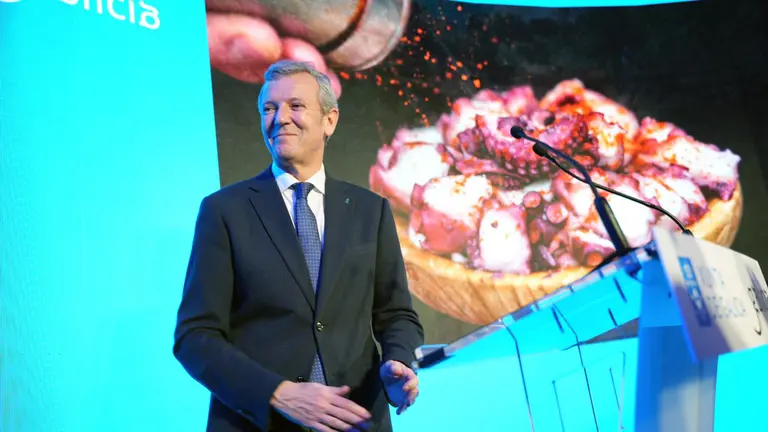 O presidente da Xunta de Galicia, Alfonso Rueda, acompañado do conselleiro de Cultura, Lingua e Xuventude, José López Campos, da conselleira de Economía e Industria, María Jesús Lorenzana, e do director da Casa de Galicia en Madrid, Luis E. Ramos, participa no acto “Madrid, tengo algo que decirte” na Casa de Galicia en Madrid. 21/01/25.