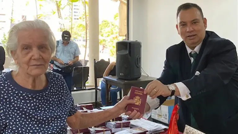 ENTREGA DE PASAPORTES ESPAÑOLES EN LECHERÍA 11 FEBRERO 2025 1