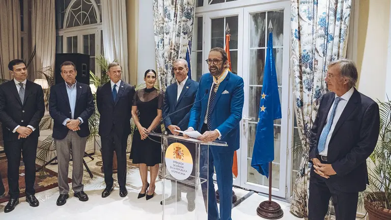 Juan Luis Guerra condecorado 1