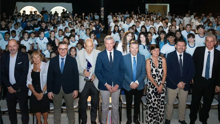 O titular do Executivo galego, Alfonso Rueda, acompañado polo conselleiro de Emprego, Comercio e Emigración, José González, asiste á apertura do curso escolar do Instituto Argentino Gallego Santiago Apóstol no Ano Castelao, e visita o cadro de Castelao Última lección do Mestre. Instituto Santiago Apóstol (Buenos Aires), 07/03/25.