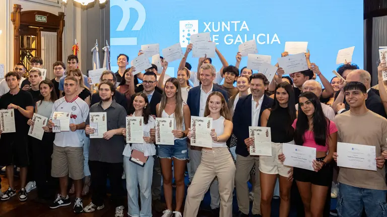 O presidente da Xunta, Alfonso Rueda, acompañado polo conselleiro de Emprego, Comercio e Emigración, José González, entrega os diplomas aos participantes do programa Conecta con Galicia. Bos Aires, 07/03/25.