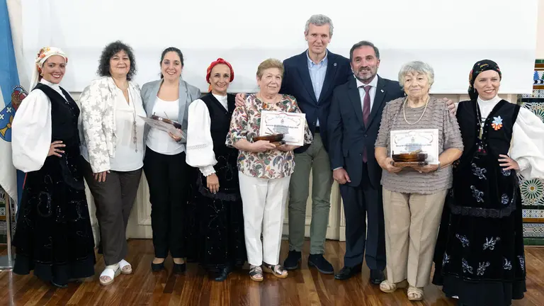 O presidente da Xunta, Alfonso Rueda, acompañado polo conselleiro de Emprego, Comercio e Emigración, José González, entrega a distinción A Barca de Sálvora a mulleres destacadas da colectividade galega, con motivo do Día internacional da Muller. Centro Galego de Avellaneda (Buenos Aires), 08/03/25.