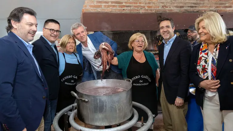 O presidente da Xunta, Alfonso Rueda, acompañado polo conselleiro de Emprego, Comercio e Emigración, José González, reúnese con entidades galegas no Uruguai. Sede deportiva do Centro Galego en Carrasco (Montevideo), 09/03/25.