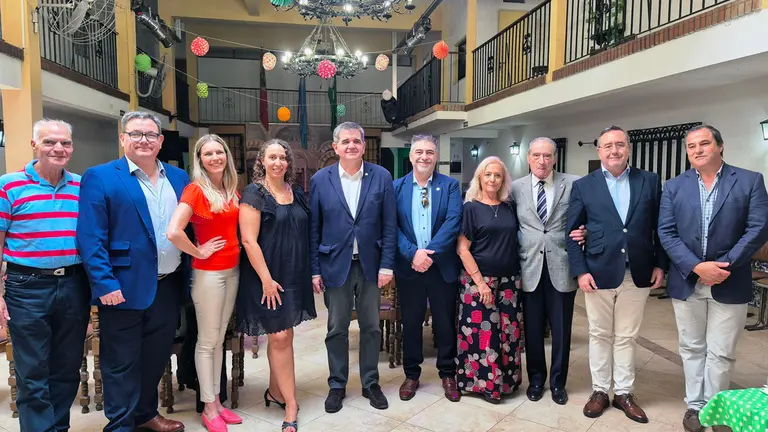 Embajador junto a dirigentes de a colectividad en Rincón Andaluz