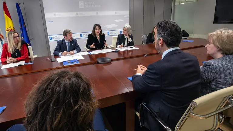 A conselleira de Economía e Industria, María Jesús Lorenzana, mantén un encontro cunha delegación comercial de EEUU encabezada polo seu conselleiro comercial, John Coronado.