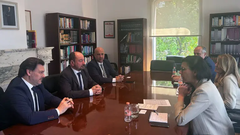 Reunion en la Embajada