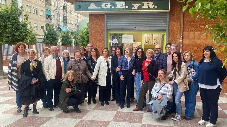 equipo de AGEyR con Pilar en la Sede de la asociación