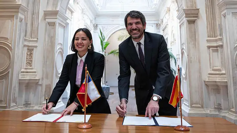 Chile-Firma acuerdo de Urtasun