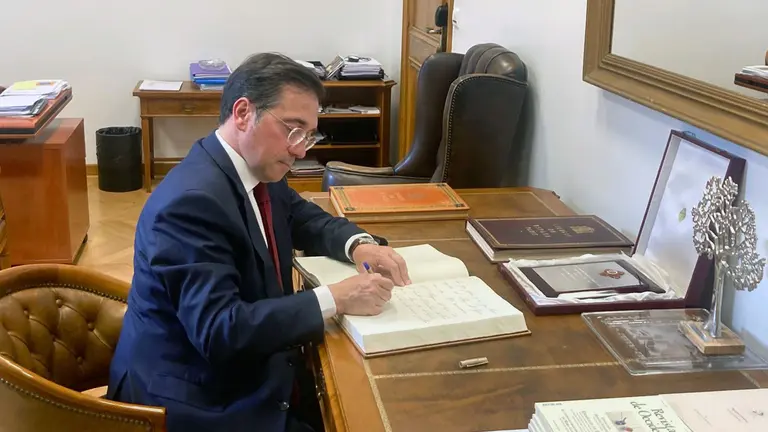 Paris.Albares en Colegio España 1