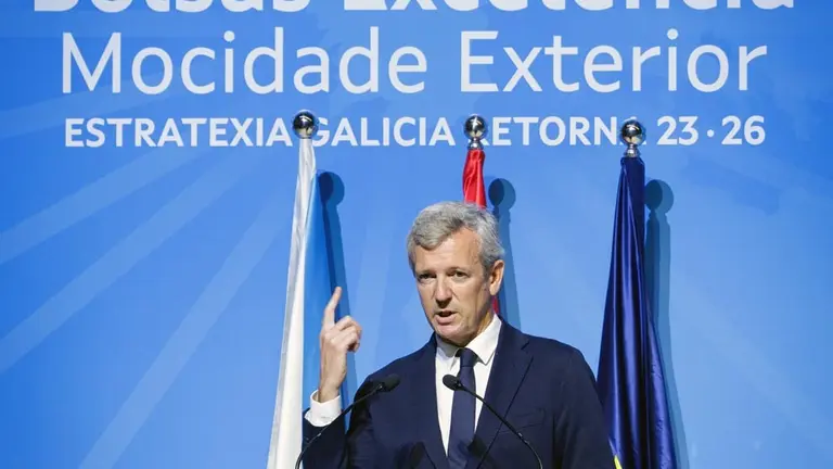 O titular do Executivo galego, Alfonso Rueda, acompañado polo conselleiro de Educación, Ciencia, Universidades e Formación Profesional, Román Rodríguez, e polo conselleiro de Emprego, Comercio e Emigración, José González, asiste á entrega de diplomas e encontro cos beneficiarios do programa Bolsas de Excelencia Mocidade Exterior (BEME) 2024/2025. Palacio de Congresos e Exposicións de Galicia (Santiago de Compostela) 18/06/25.