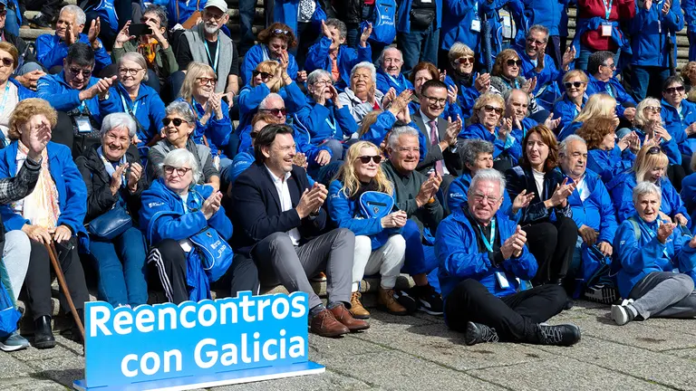 13,15 h.-             O conselleiro de Emprego, Comercio e Emigración, José González, acompañado do secretario xeral da Emigración, Antonio Rodríguez Miranda, participa na recepción aos participantes do programa Reencontros con Galicia. Na Praza da Quintana. foto xoán crespo