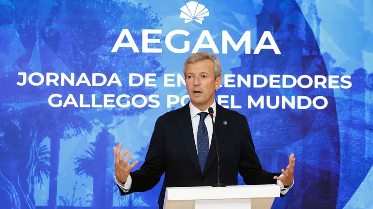 O presidente da Xunta, Alfonso Rueda, acompañado pola conselleira de Economía e Industria, Maria Jesús Lorenzana, e o conselleiro de Emprego, Comercio e Emigración, José González, clausura da Xornada de Emprendedores Galegos polo Mundo organizada por AEGAMA. Hotel Eurostars Isla de La Toja (A Toxa), 03/07/25.