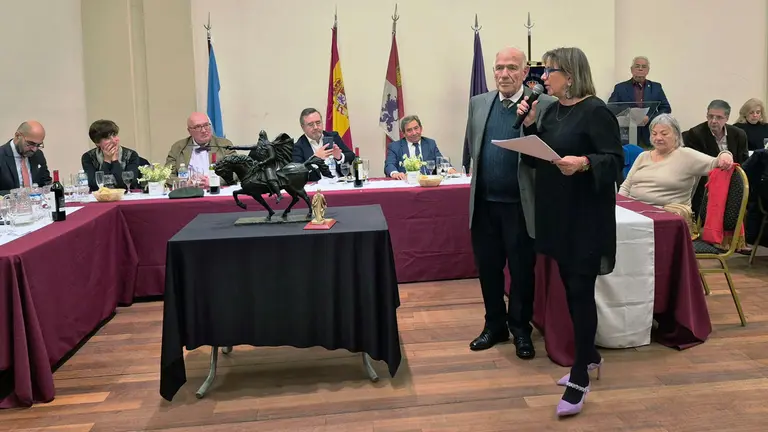 Fiesta Patronal de Centro Burgales _Julia Hernando da la bienvenida a los presentes