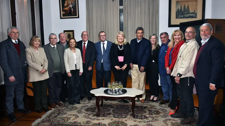 Uru.Despedida consul- todos despedida consul