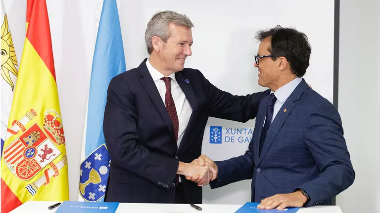 O presidente da Xunta, Alfonso Rueda, acompañado polo conselleiro de Sanidade, Antonio Gómez Caamaño, e o conselleiro de Emprego, Comercio e Emigración, José González, asina un convenio de colaboración coa Asociación Española de Socorros Mutuos de Montevideo. CHUAC (A Coruña), 17/7/25.