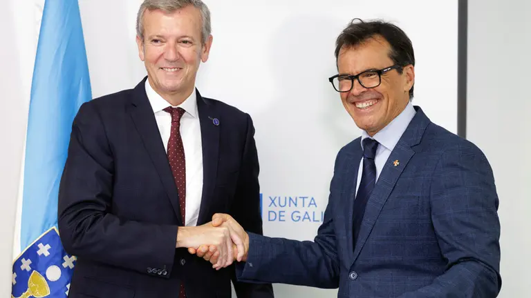 O presidente da Xunta, Alfonso Rueda, acompañado polo conselleiro de Sanidade, Antonio Gómez Caamaño, e o conselleiro de Emprego, Comercio e Emigración, José González, asina un convenio de colaboración coa Asociación Española de Socorros Mutuos de Montevideo. CHUAC (A Coruña), 17/7/25.