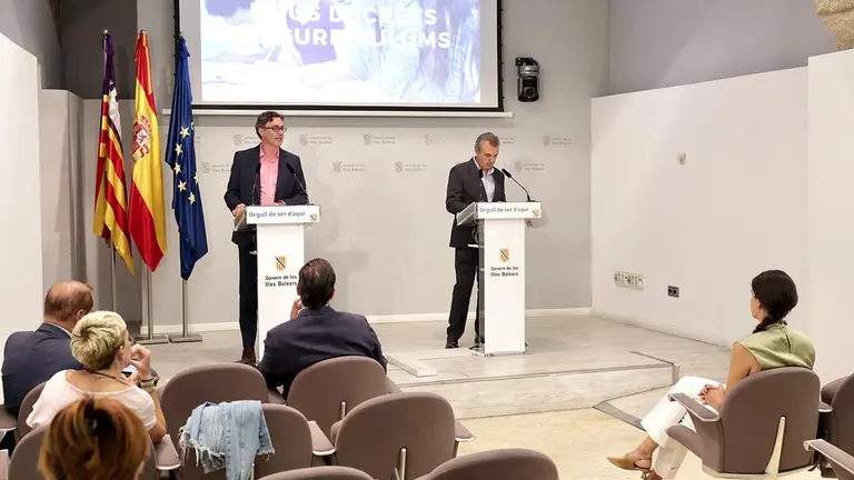 Baleares. El portavoz Antoni Costa y el conseller Antoni Vera, durante la rueda de prensa de después del Consell de Govern.