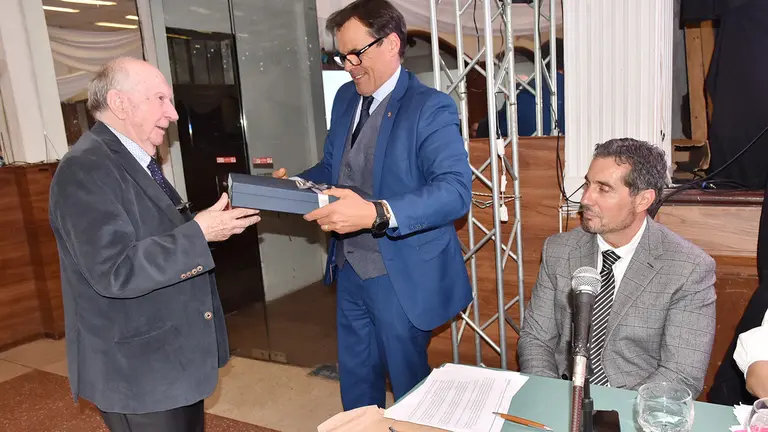 Uru.Asamblea La Española-Homenaje Luis Lagiola