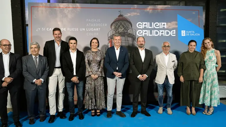 O presidente da Xunta, Alfonso Rueda, acompañado do conselleiro de Cultura, Lingua e Xuventude, José López Campos, e do director de Turismo de Galicia, Xosé Merelles, participa no acto de presentación da campaña de promoción turística de Galicia. Teatro Larra (Madrid), 29/09/25.
