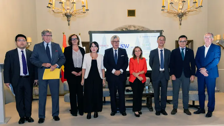 10,00 h.-           O conselleiro de Emprego, Comercio e Emigración, José González, acompañado polo director xeral de Comercio e Consumo, Gabriel Alén, intervirá na inauguración do foro empresarial Oportunidades de cooperación e  investimento entre empresas galegas e chinesas. No Hostal dos Reis Católicos (Praza do Obradoiro, 1).                          A continuación, ás 10,30 h., a conselleira de Economía e Industria, María Jesús Lorenzana, intervirá nun dos paneis. Foto Xoán Crespo