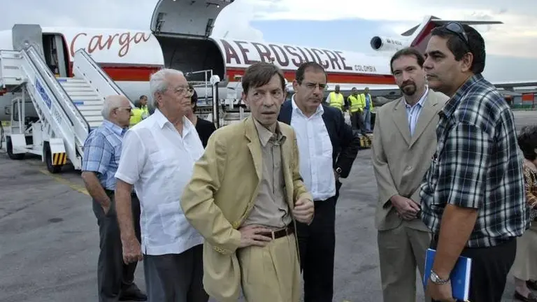 3.Embajador Saldivar Recibiendo ayuda humanitaria de España a Cuba