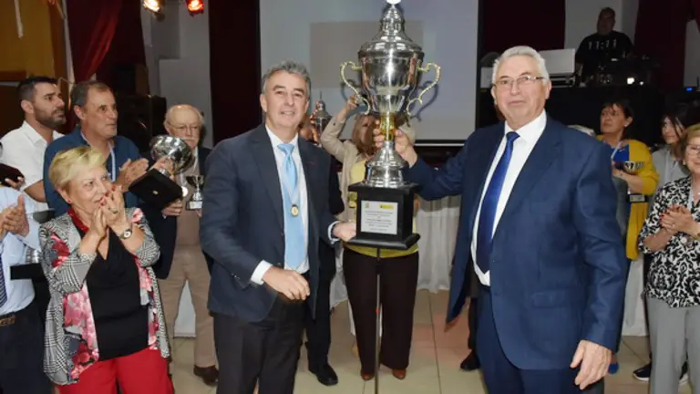 Premios Liga Española Uruguay. consul jesus trofeo
