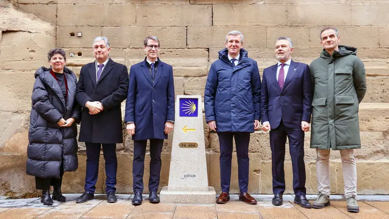 O titular do Executivo auton&oacute;mico, Alfonso Rueda, participa no acto de inauguraci&oacute;n do Fito Xacobeo &ldquo;Mouteira do Cami&ntilde;o de Santiago&rdquo; acompa&ntilde;ado do presidente de La Rioja, Gonzalo Capell&aacute;n de Miguel, e o alcalde de Logro&ntilde;o, Conrado Escobar Las Heras. Concatedral Santa Mar&iacute;a la Redonda (Logro&ntilde;o) 16/01/26.