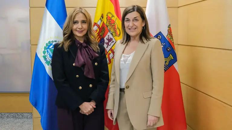 10:30 horas. Despacho de la presidenta. La presidenta de Cantabria, Mar&iacute;a Jos&eacute; S&aacute;enz de Buruaga, recibe a la embajadora de El Salvador. 4 de febrero de 2026 &copy; Ra&uacute;l Lucio